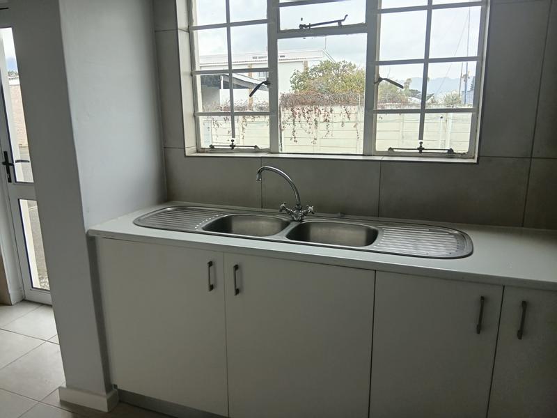 To Let 2 Bedroom Property for Rent in Somerset West Western Cape